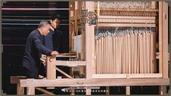 中国丝绸博物馆年轻馆员和他的伙伴们复原了汉代织机，还用它