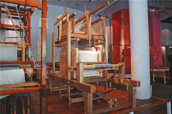 中国丝绸博物馆年轻馆员和他的伙伴们复原了汉代织机，还用它