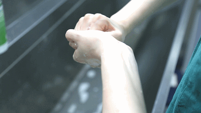 第四步:弓,双手指交锁,指背在对侧掌心