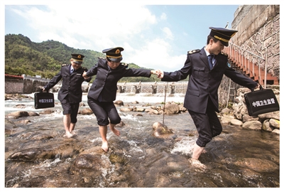 医务人员组优秀奖《过河 滕建江 摄(临安市卫生监督所)