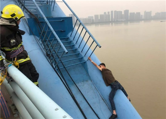 杭州一男子爬上四桥轻生,突然励志转折:为了你们,我也不能死!(图2)