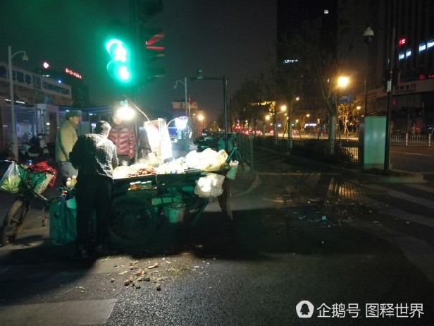 小贩寒夜摆摊赚辛苦钱，乱丢垃圾害苦了环卫工