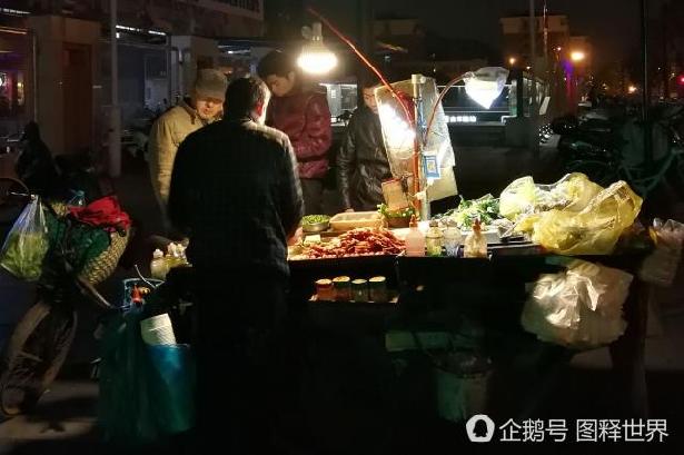 小贩寒夜摆摊赚辛苦钱，乱丢垃圾害苦了环卫工