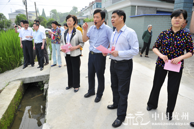 市人大常委会视察农村生活污水治理情况