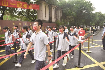 早上6:30,萧山中学的校门口已有不少高三考生的身影,他们穿