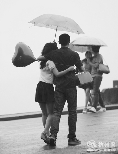 烟雨中的西湖格外的浪漫,断桥上更是满眼的情意绵绵的情侣.