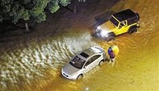 吉普司机路过，问：“你需要帮忙吗？”