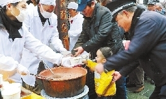 杭城街头腊八粥飘香