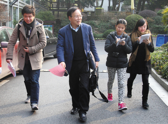 节俭务实开两会 会议材料袋比以前轻不少