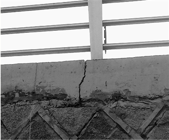 桥身墙面上有一道约2厘米宽的裂缝。 蒋慎敏 摄 桥身墙面上有一道约2厘米宽的裂缝。 蒋慎敏 摄