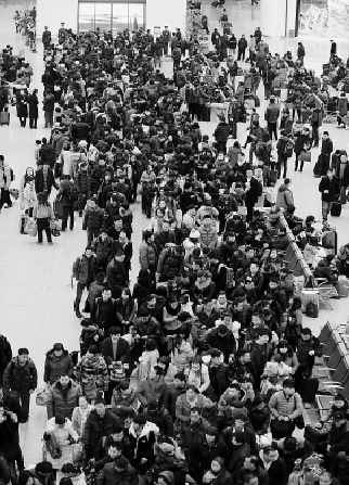 昨天早上，杭州火车东站客流排起了长队。 