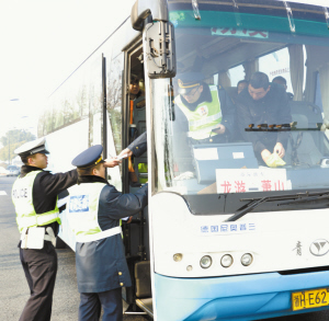 市交通运管部门严查客运违章 守护春运平安