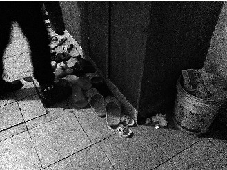 女宾的拖鞋就丢在地上被任意踩 女宾的拖鞋就丢在地上被任意踩