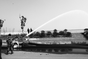 西湖边3公里范围内起大火 今后可直接用西湖水扑救 