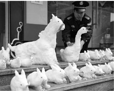 “雪雕叔”带着各种雪萌宠又来卖萌啦 有人想花钱买走他堆的雪兔子