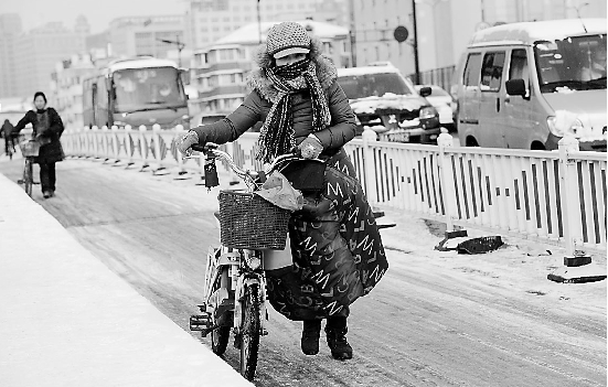 昨6000多人除雪铺草垫