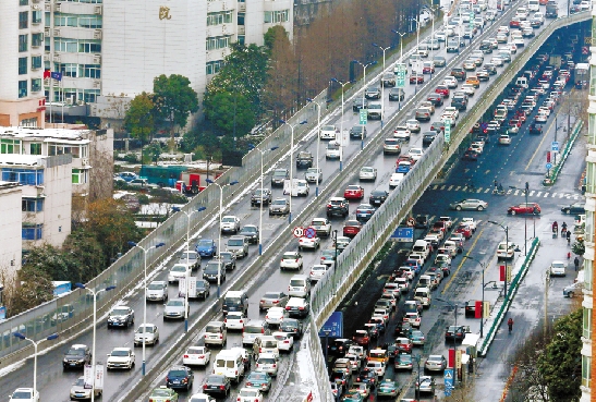 昨天上午杭州发生701起交通事故 雪后上班日你迟到了没