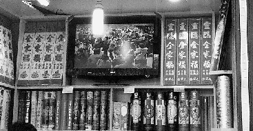 寺庙禁止外带香烛 香烛店老板怂恿游客“藏”香入寺