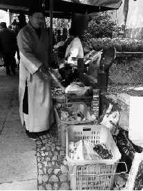 寺庙禁止外带香烛 香烛店老板怂恿游客“藏”香入寺