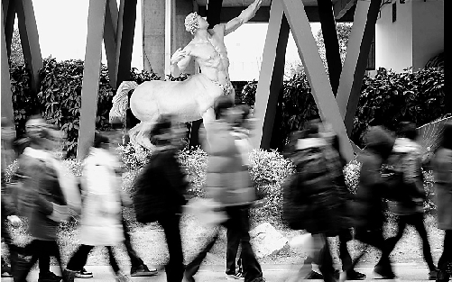 2月12日，报考中国美院的考生排队进行现场确认。 本报记者 董旭明 摄 