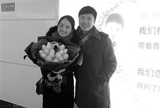 小伙租下武林广场地下通道十个橱窗海报求婚