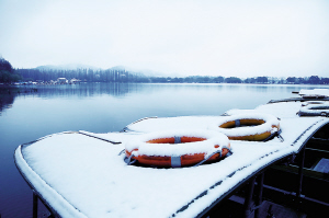 你叫“雪地靴”呀，为啥不防雪？