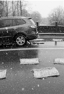 车辆驶过铺设了草垫的桥面 车辆驶过铺设了草垫的桥面