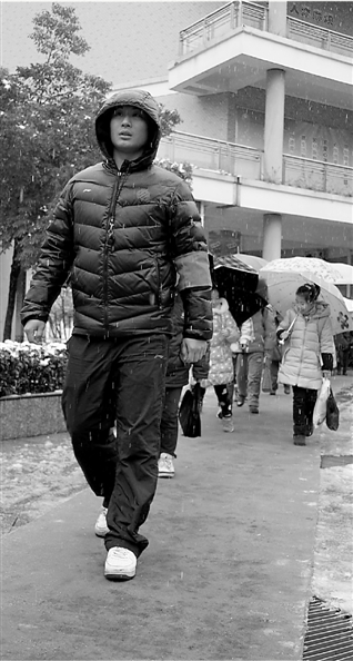 为了防止学生因雪天滑倒,文三集团文苑小学第一次在门口铺上了红地毯 为了防止学生因雪天滑倒,文三集团文苑小学第一次在门口铺上了红地毯