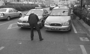 套牌出租车难辨真假 运管喊来“李逵”揪出“李鬼”