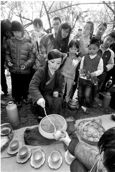 昨日，杭州灵峰梅园里摆下10台茶席，一座茶席代表一个朝代的茶饮方式，游客可一边赏花，一边免费品尝各个朝代的茶饮，从古喝到今。
