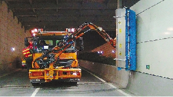 杭城道路有&apos;洗脸神器&apos; 清洗一条隧道只要两小时