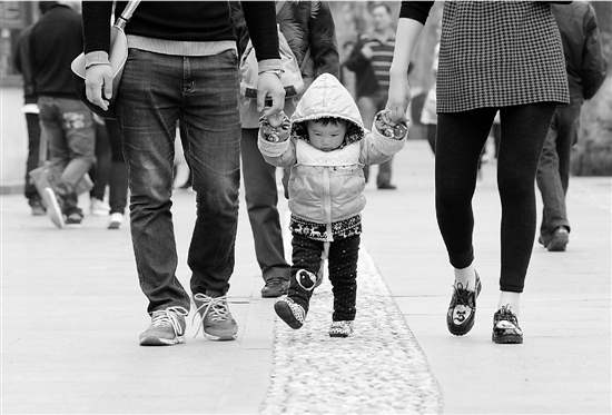 昨天，杭城气温略有回落。西湖边，风吹在身上，略感寒意。不少游客又裹上厚外套出行。 里尔 摄 