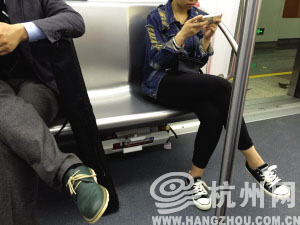 昨天早高峰地铁车厢里突然冒出一股白烟 乘客四散奔逃幸好无人受伤