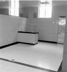 改造完成的冷鲜禽交易区，铺上瓷砖，看上去挺整洁。 