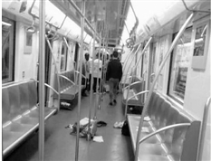 事发的第二节车厢瞬间清空。