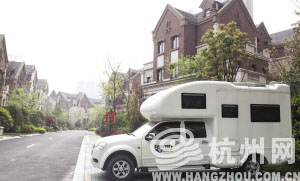 四海为家 贵阳老夫妻开房车来杭州看女儿