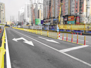 地铁建设，快速路网建设，房产项目开发，城市绿化……杭州正处于城市建设高速发展的阶段，这些工程建设的目的，归根到底，是为了让我们所生活的这个城市更加畅通、更加漂亮、更加幸福。但是，相比于美好的愿景，“分娩”前的现实“阵痛”总是无法避免：交通拥堵、扬尘、噪音等等，老百姓对此反映不少。