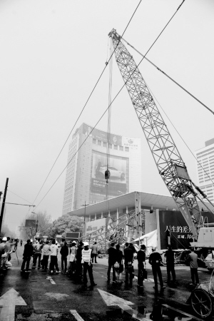 武林广场地下商城工地吊机倒塌一名建筑工人被砸身亡 