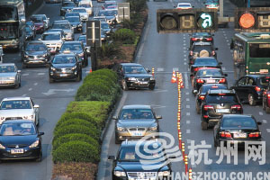 凤起路施工带来大流量 庆春路一带交通有新变化