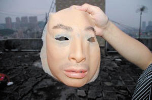 面目似真似幻 模样亦男亦女 萧山抓获戴“人皮面具”违法犯罪的人已经不止一个