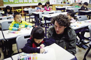 有学校通过外语模拟教学等方法对报考的学生进行考核。