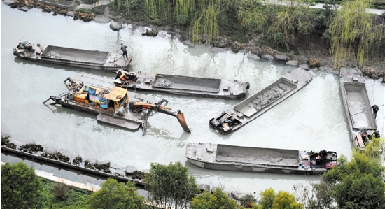 成群的挖泥船正沿西环河全线清淤，该河为排涝主通道，因河床高，驳坎低，汛期周边地区常常遭淹。 