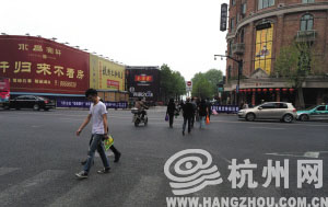 延安路邮电路口，没有斑马线，人们横穿马路。 