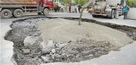 杭州地铁4号线站点施工中突然发生路面塌陷