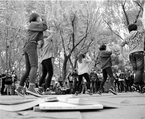 西湖边,书亭旁这场快闪,以书为名 西湖边,书亭旁这场快闪,以书为名