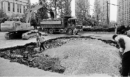 杭州地铁四号线施工造成钱江新城路面塌陷 杭州地铁四号线施工造成钱江新城路面塌陷