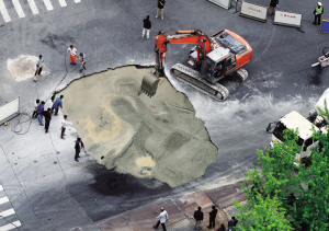 因水土流失昨天富春路市民街口约20平方米路面塌陷 因水土流失昨天富春路市民街口约20平方米路面塌陷