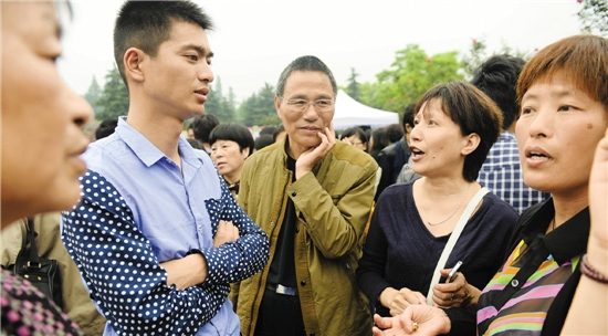 一位又高又帅的男孩一现身，立即被一群选婿心切的父母团团围住。 