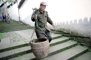31年挑遍辖区400余个粪池 “马桶师傅”章文根祝你劳动节快乐！