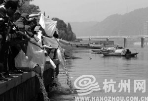 放养鱼苗，小鱼帮忙来治水。